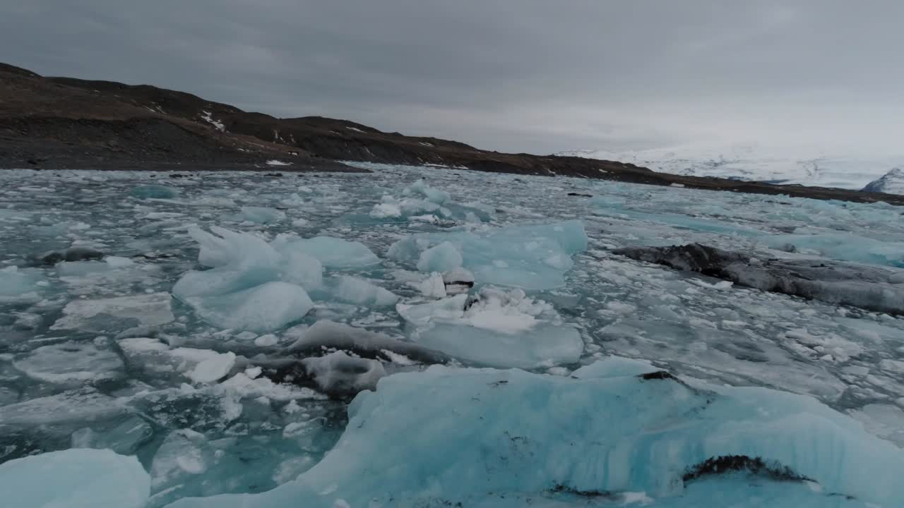 toma aérea fpv del lago glacial congelado en islandia