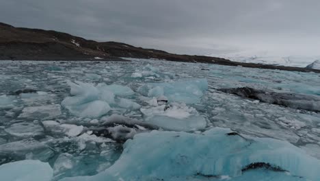 Toma-Aérea-Fpv-Del-Lago-Glacial-Congelado-En-Islandia