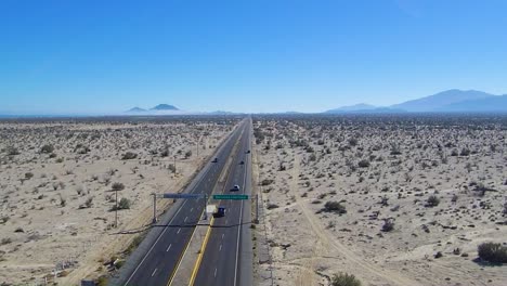 vista de un dron ascendiendo al lado de una carretera