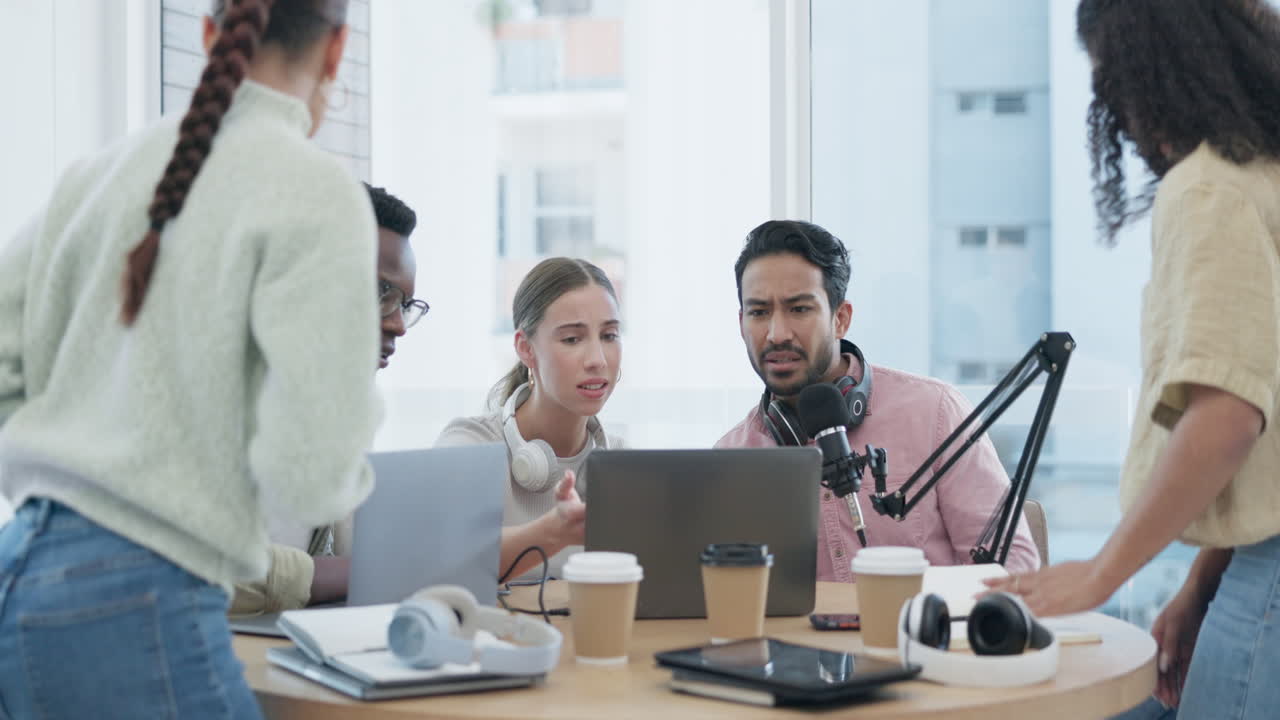 portátil, podcast y duda con un equipo de radio