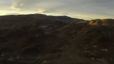 Bellas-Imágenes-Aéreas-De-4k-De-Las-Montañas-Del-Desierto-De-Nevada-Fuera-De-Reno-Durante-La-Puesta-De-Sol