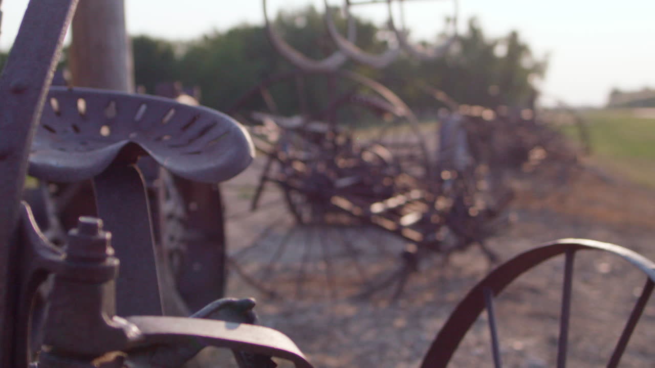 낡은 트랙터가 줄지어 있다 낡은 트랙터가 줄지어 있다