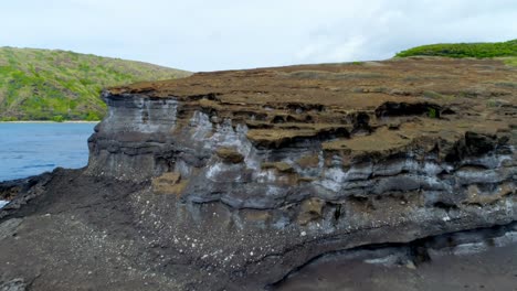 mar rodeado de acantilados y montañas 4k