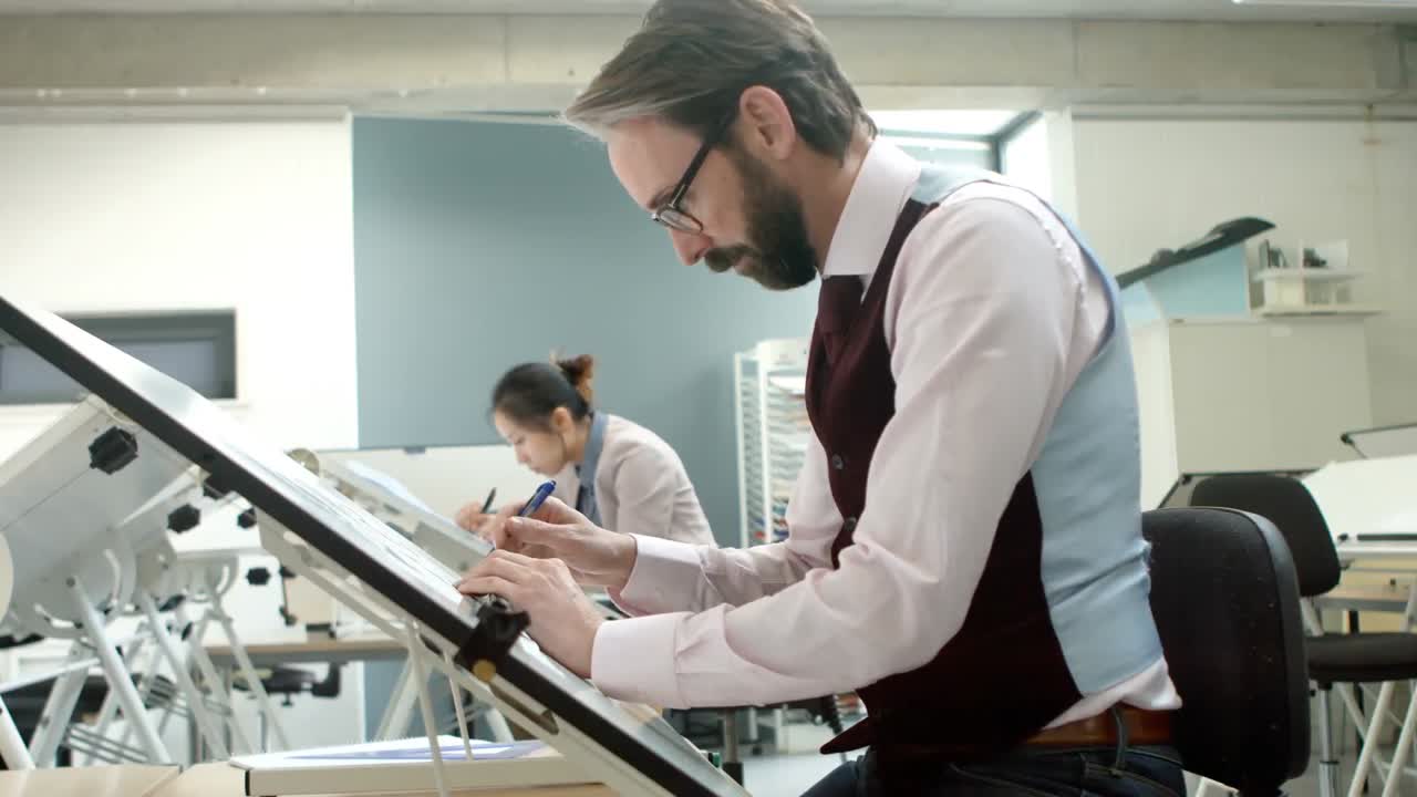 dirigenti che lavorano al progetto 4k