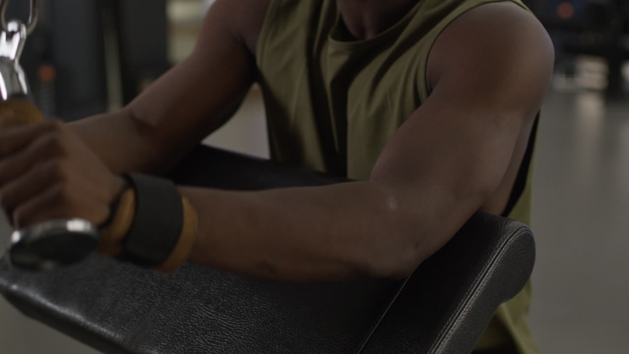 Uomo che si allena alla macchina dei cavi in palestra