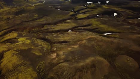 vista aérea sobre texturas naturales y patrones del terreno de las tierras altas islandesas