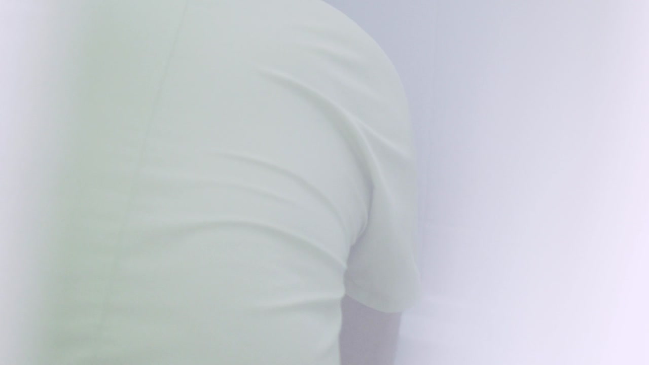 밝은 초록색 셔츠를 입은 사람