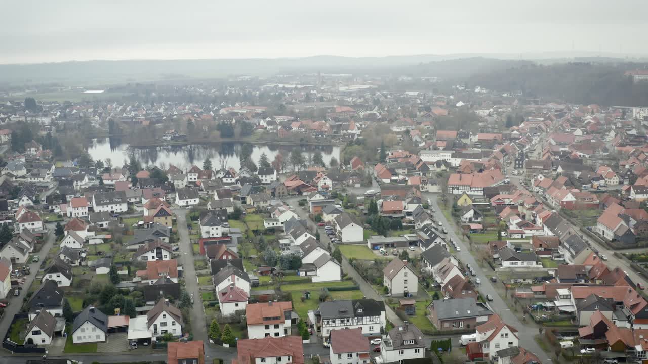 Drone luftfoto af den traditionelle tyske landsby Herzberg am Harz i den berømte nationalpark i det centrale Tyskland på en overskyet vinterdag
