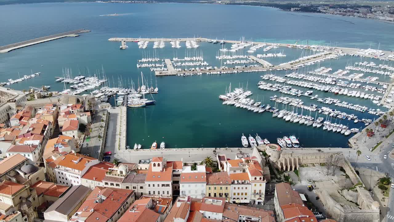 사르데니아 알게로 오래된 도시 스카이라인, 아름다운  ⁇ 은 날 도시 풍경 전망