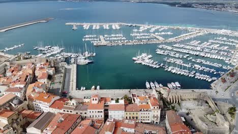 Cerdeña,-Casco-Antiguo-De-Alghero,-Con-Vistas-Al-Paisaje-Urbano-En-Un-Hermoso-Día-Claro