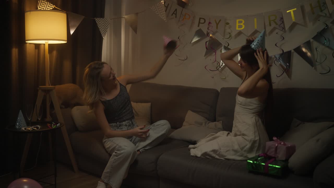 две женщины празднуют день рождения дома.