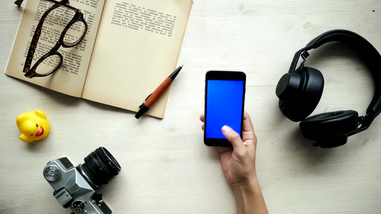usar las manos del teléfono con pantallas de teclas de croma diferentes - rojo, azul, verde