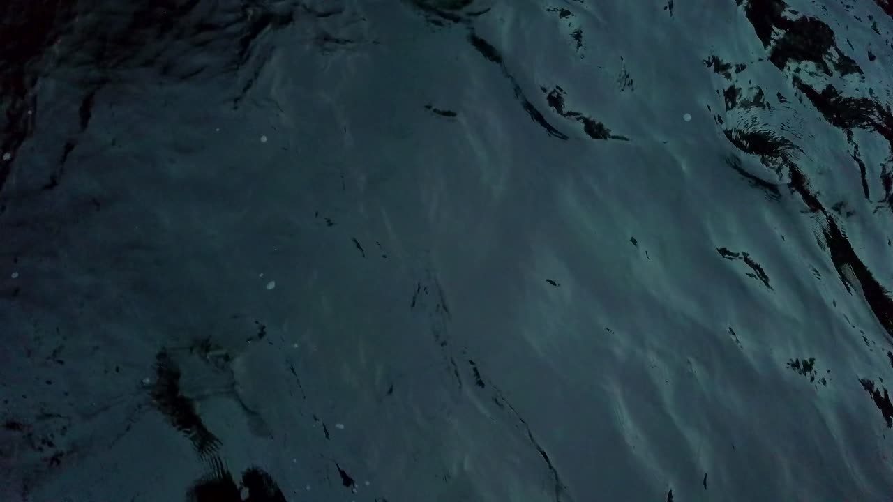 vista superior del agua oscura moviéndose lentamente en california