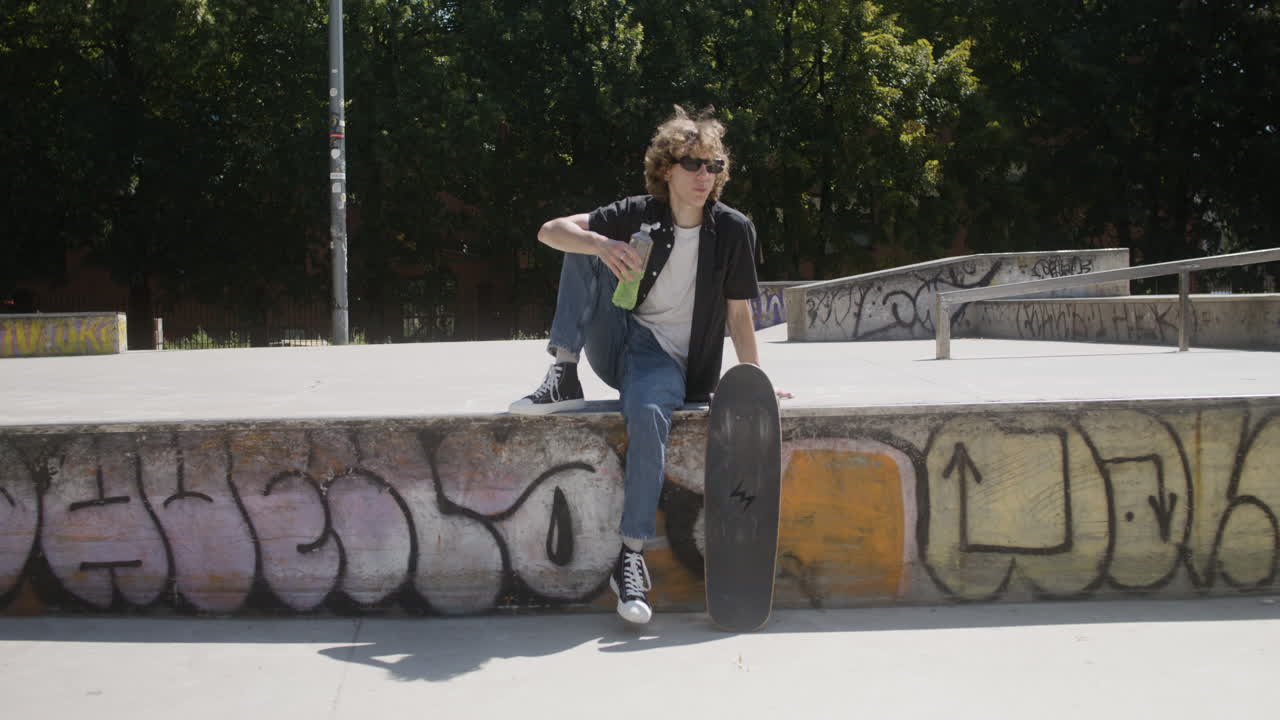 un chico caucásico en el parque de skate.