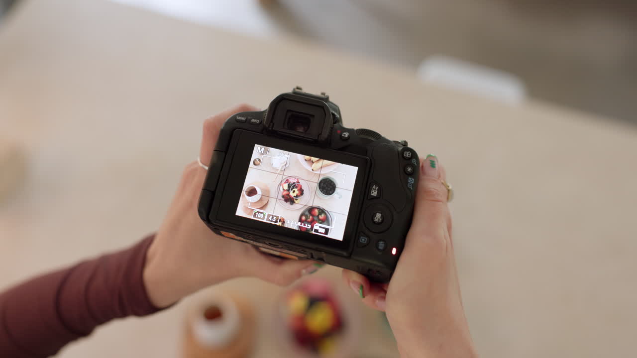 Schermo, fotocamera e blog di cucina con mani