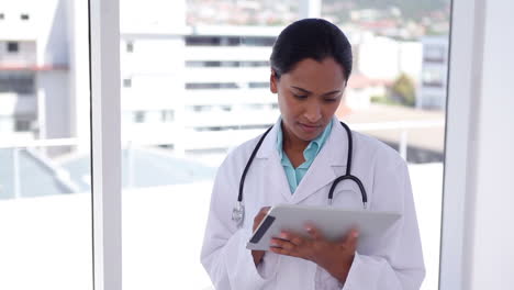 Female-doctor-using-a-tablet-computer