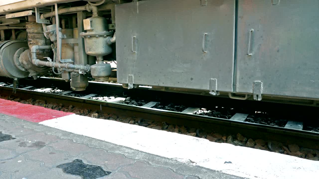 4k 은 열차의 바에 있는 브레이크 시스템에서 나오는 증기입니다.