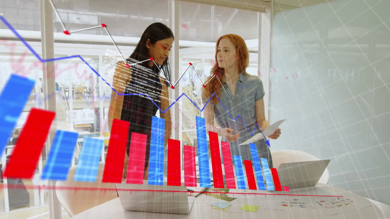 Animación del procesamiento de datos financieros sobre diversas personas de negocios en la oficina