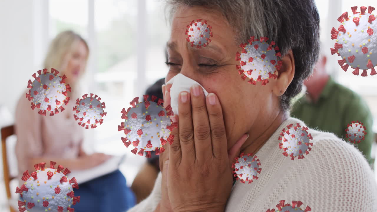 아프리카계 미국인 여성이 울고 있는 아프리카계 미국인 여성에 대해 떠다니는 여러 코로나19 세포
