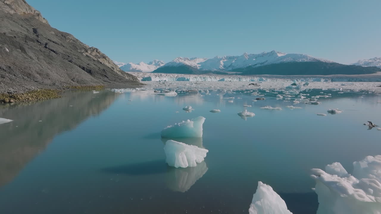 광활한 알래스카 황야의 얼어붙은 호수 위로 날아가는 공중 드론