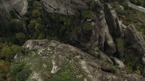 Luftaufnahme-über-Schluchten-Und-Konglomeratfelsen-In-Meteora,-Griechenland---Neigung,-Drohnenaufnahme