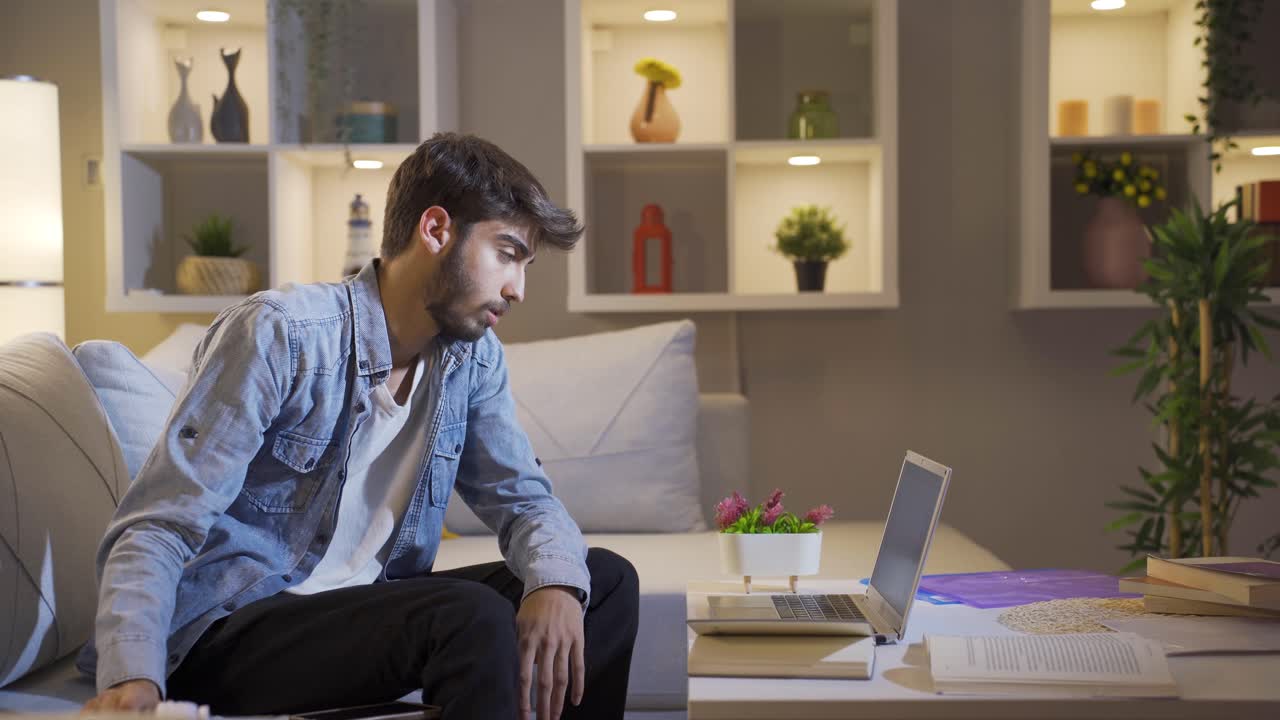 hombre triste e infeliz escuchando música por la noche en casa.