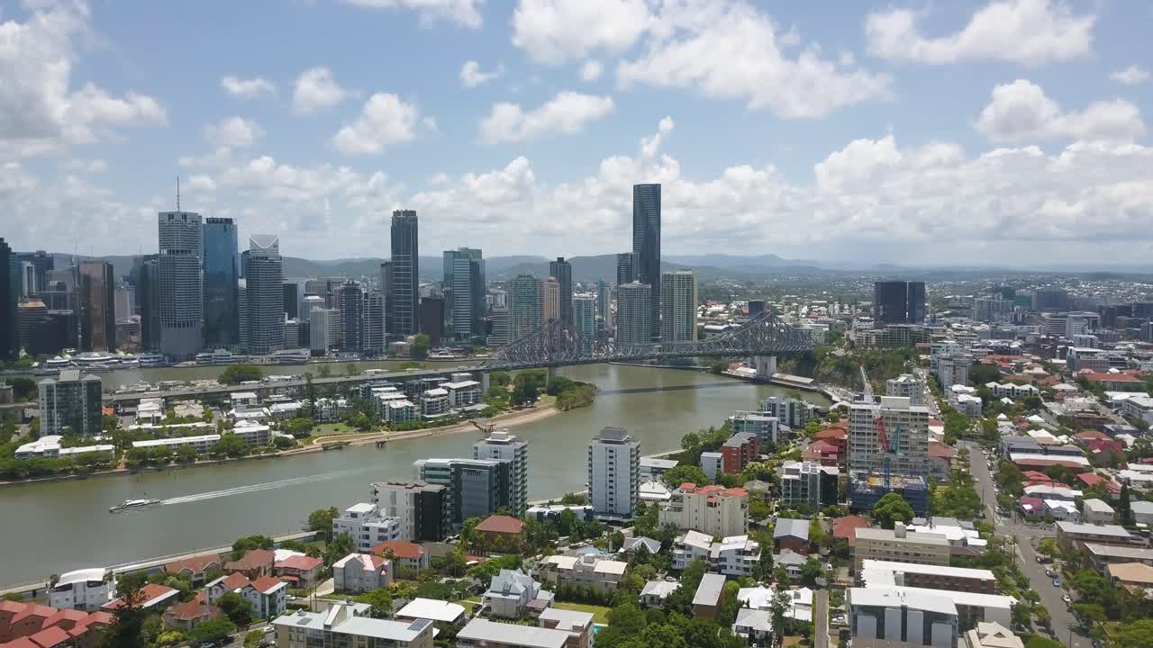 Luftfoto: overblik over Brisbane-forstad på flodbredden over broen