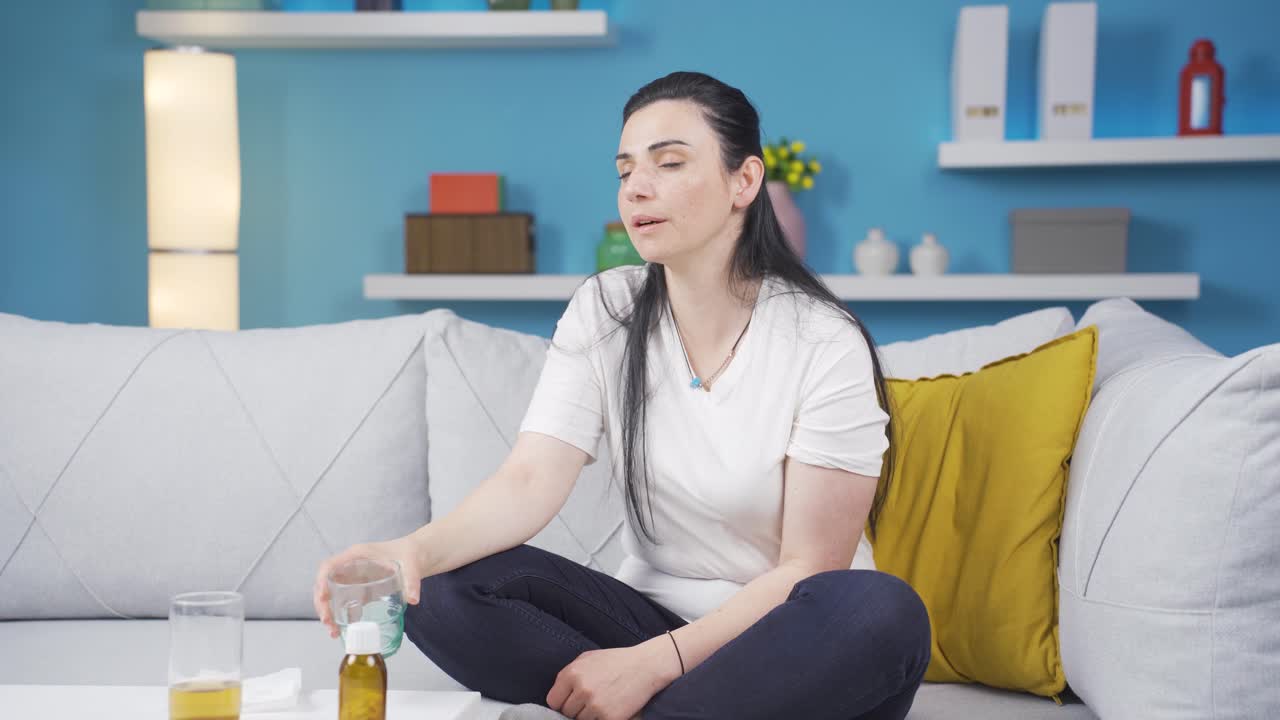 물을 소비하는 여성.