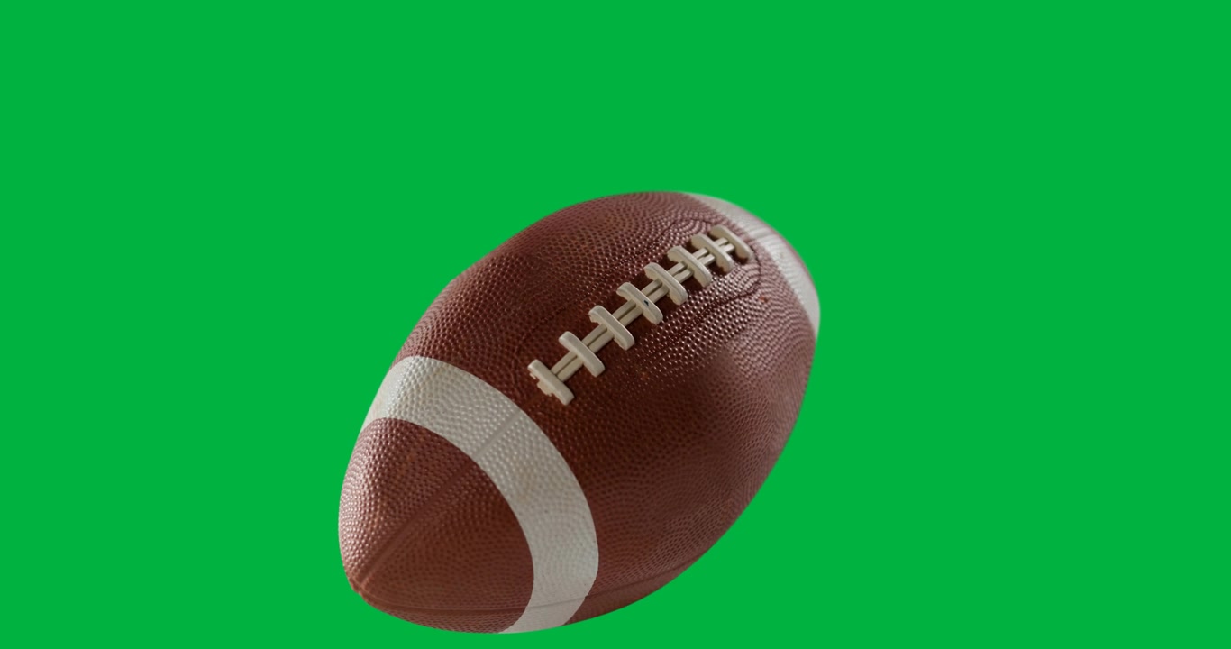 Primo piano di un pallone da rugby su sfondo nero.