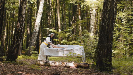 terapeuta mujer médico haciendo mujer relajante spa masaje facial con las manos al aire libre en el bosque