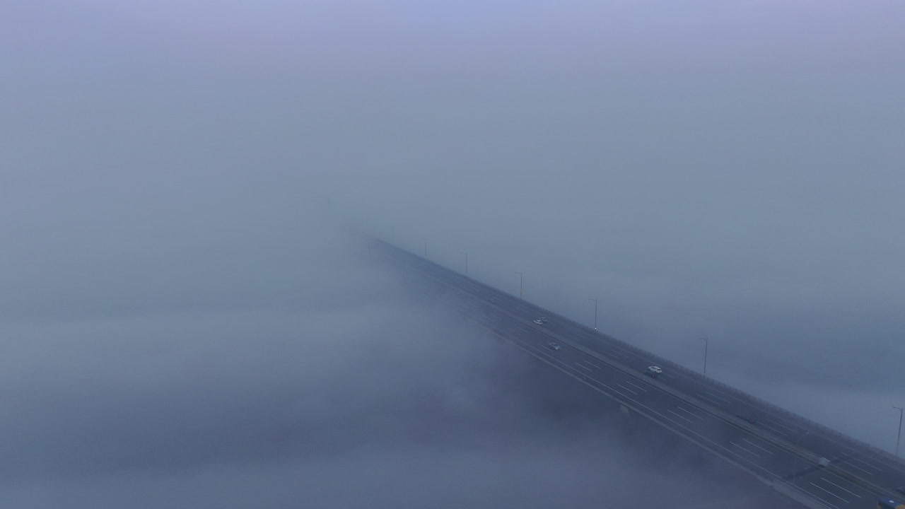 몽환적인 분위기의 구름 위의 고속도로 다리