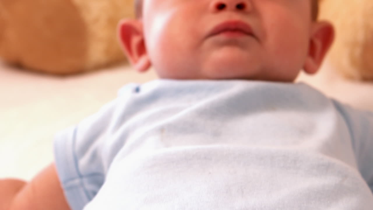 침대에 누워있는 아기 소년