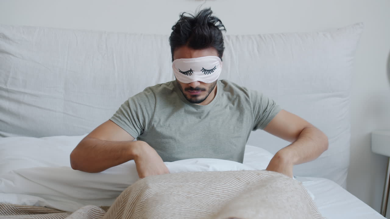 침대에서 깨어나는 남자