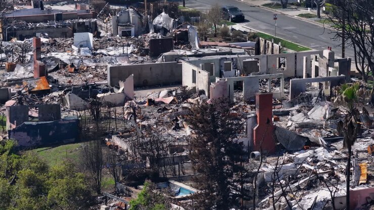 Danni estesi a un'area residenziale dopo un incendio devastante