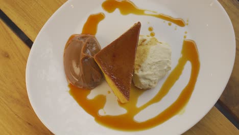 Primer-Plano-De-Arriba-Hacia-Abajo-Del-Tradicional-Postre-Argentino-De-Flan-Servido-En-Un-Plato-Elegante-En-El-Restaurante