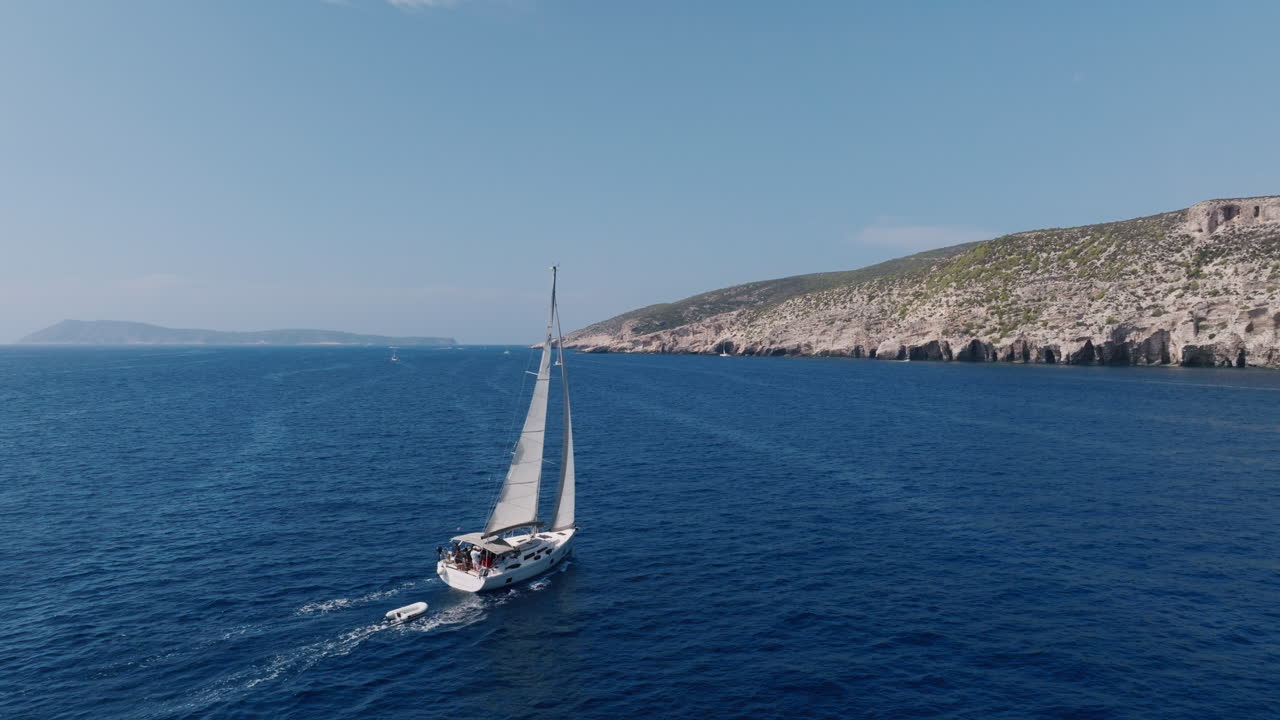 yate de vela en el océano