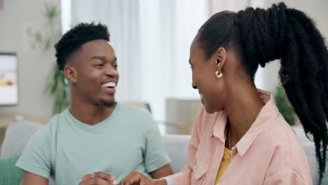 Black-couple-on-sofa,-popcorn