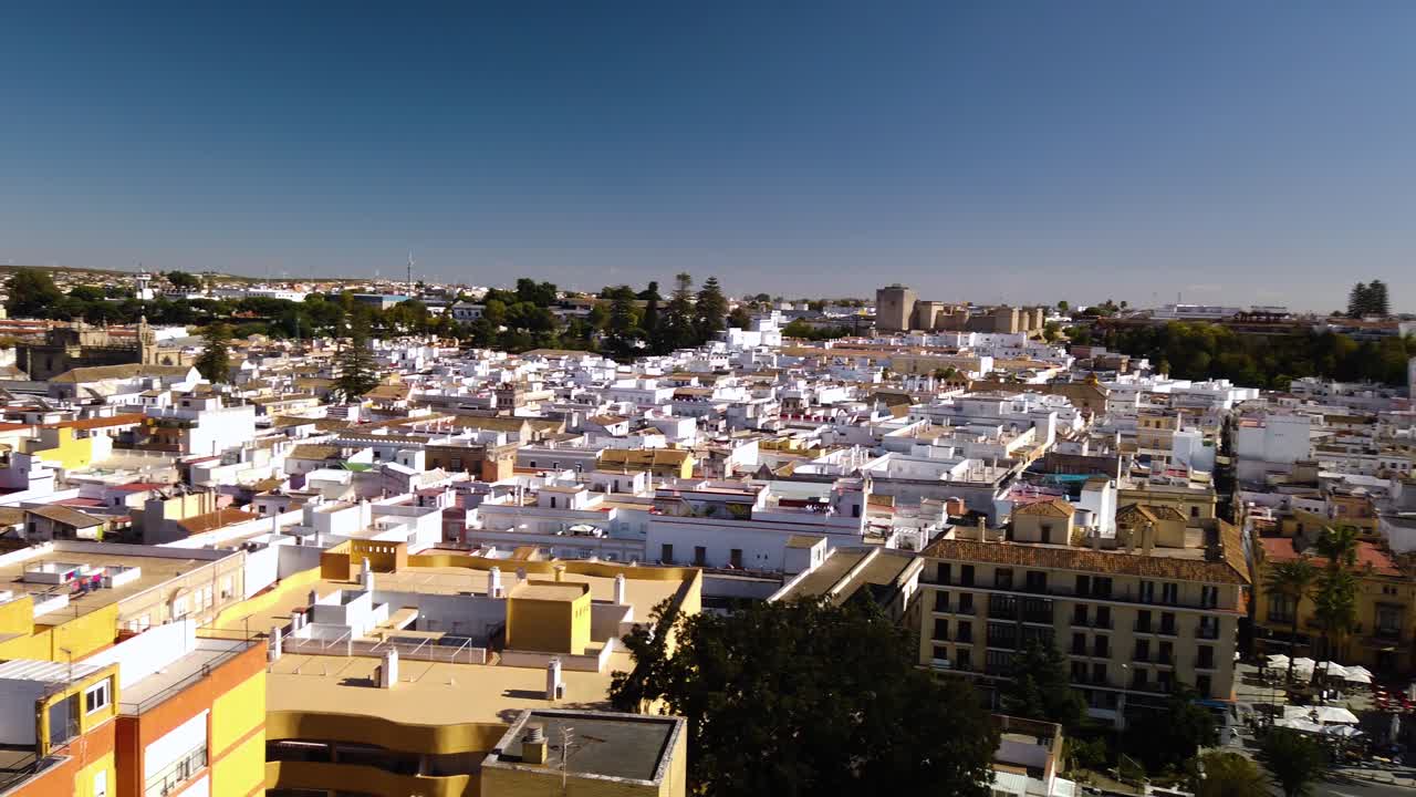 Hvide bygninger i bylandskabet i Sanlucar de Barrameda, Cadiz, Luftpanorama til højre