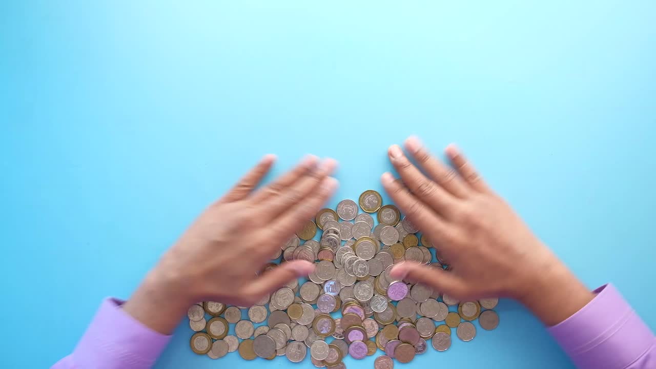 manos sosteniendo un montón de monedas