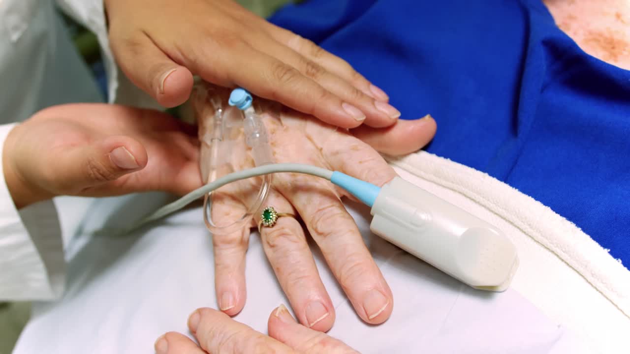 여성 의사가 활성 노인 환자를 위로하고 있습니다. 4k