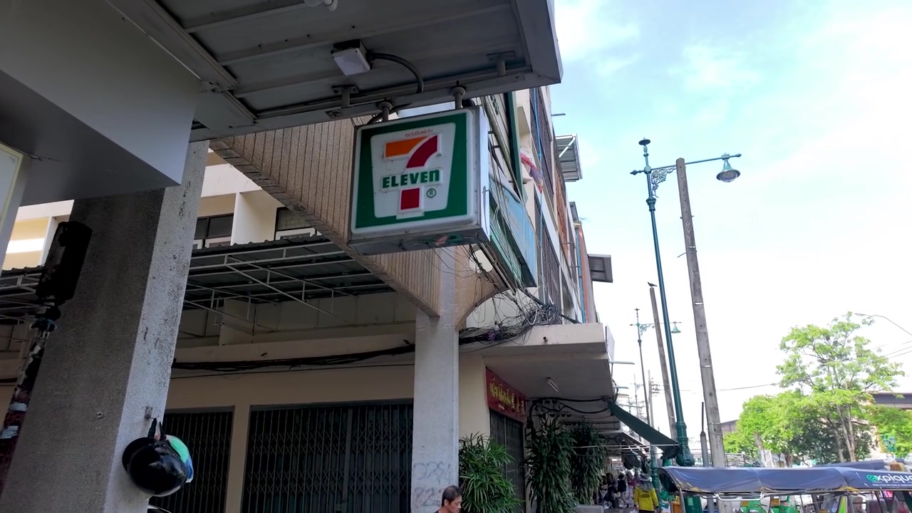 Insegna del minimarket 7-Eleven su una strada cittadina in Thailandia
