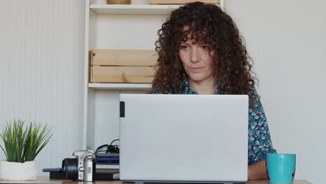 Mujer-Trabajando-En-Una-Computadora-Portátil-Desde-Casa