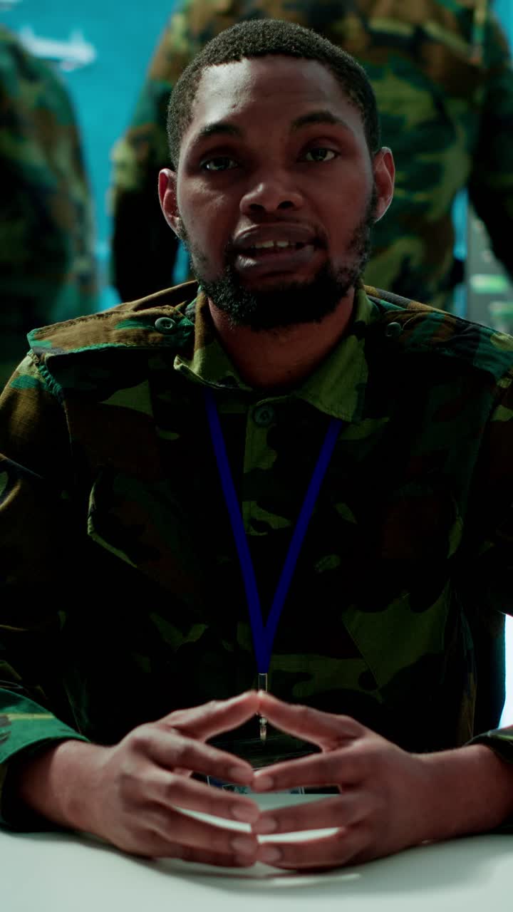Video verticale. Esperto di intelligence militare che conduce una teleconferenza strategica.