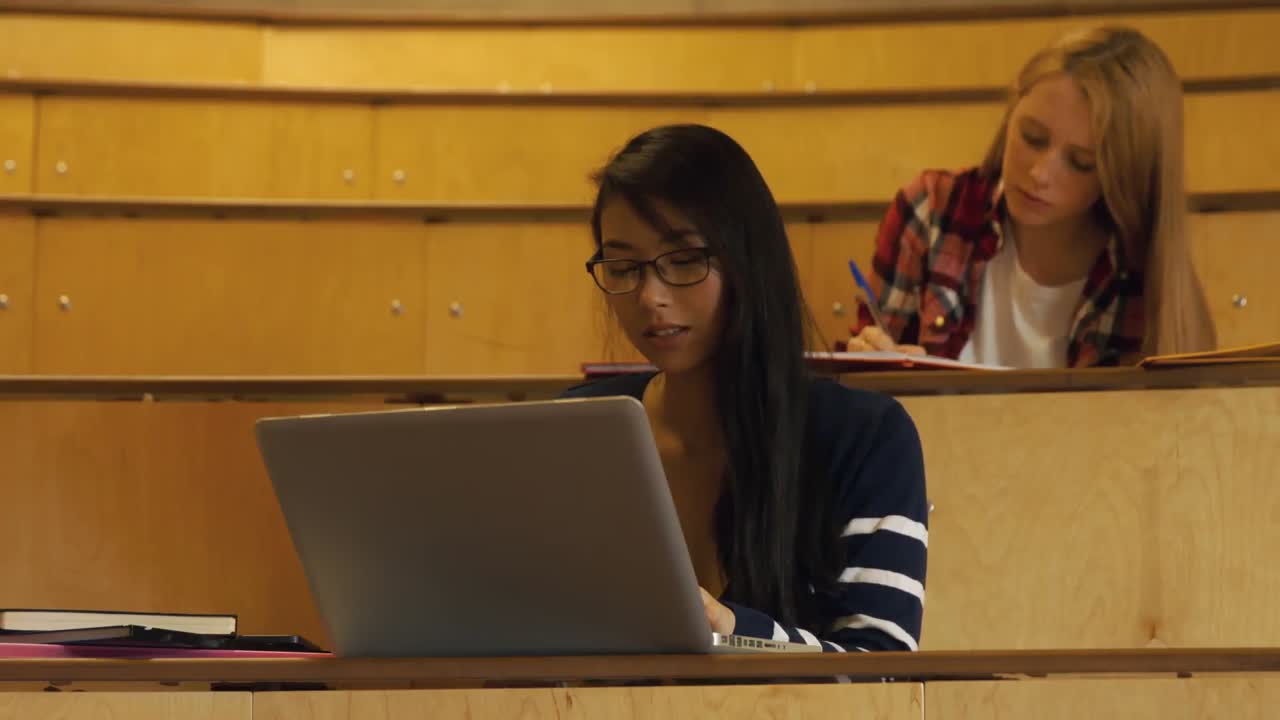 estudiantes trabajando en una sala de conferencias