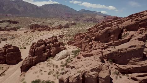 vista aérea de drones sobre las dramáticas formaciones de roca roja de los valles calchaquíes en argentina