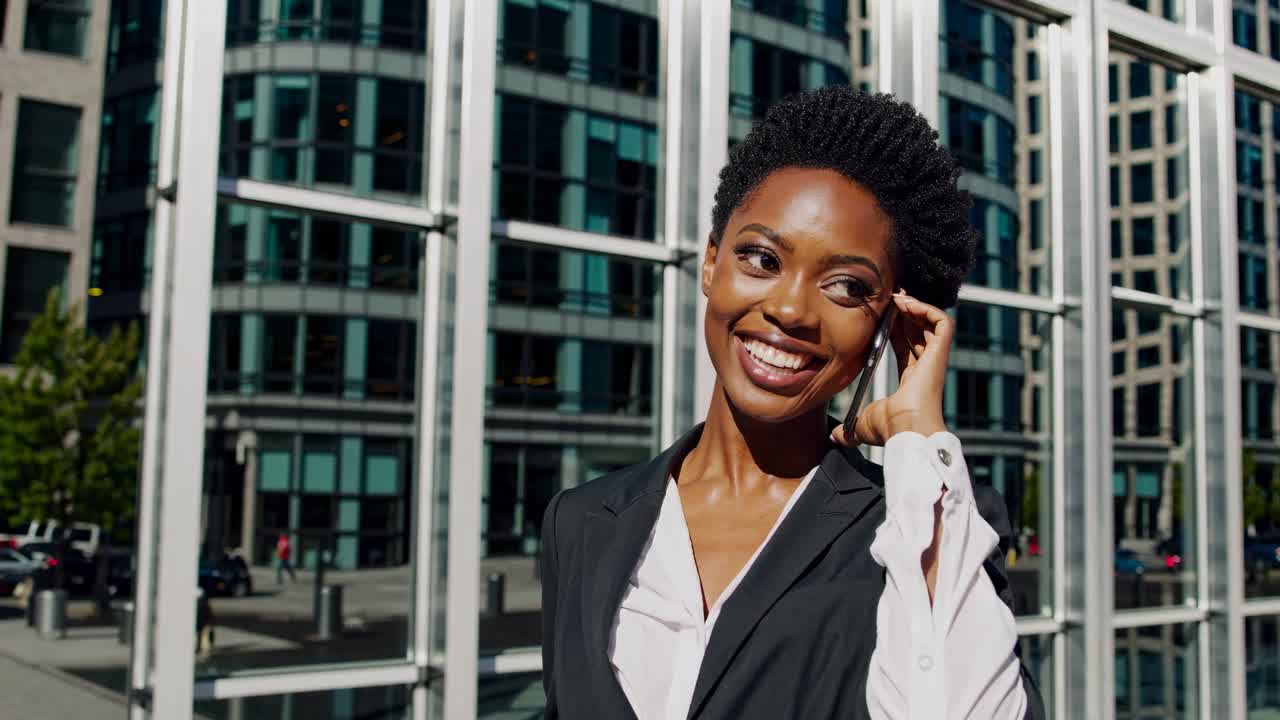 mujer de negocios en una llamada telefónica en la ciudad