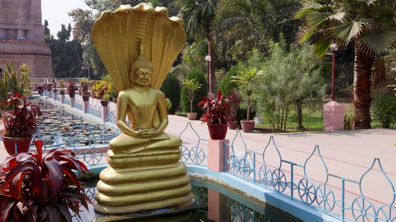 Buddha sacro su serpente con sereno riflesso nell'acqua all'aperto.