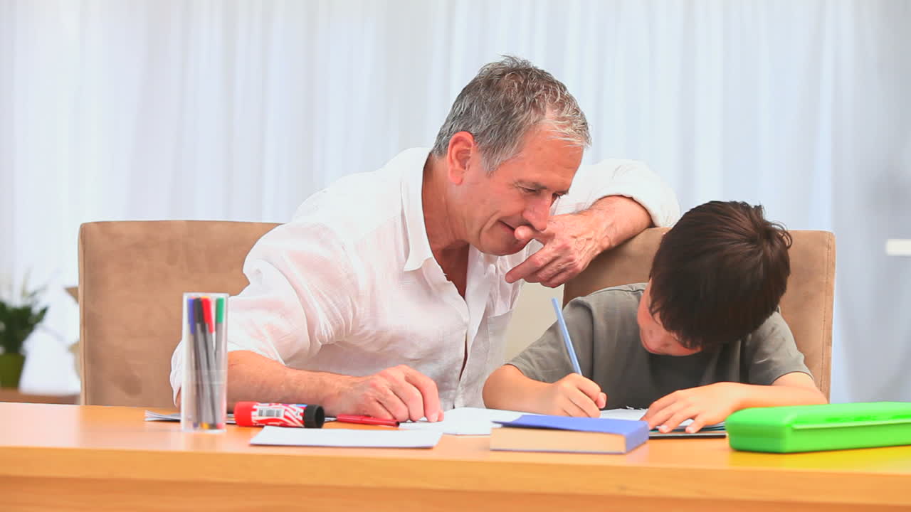 숙제를 하는 작은 소년