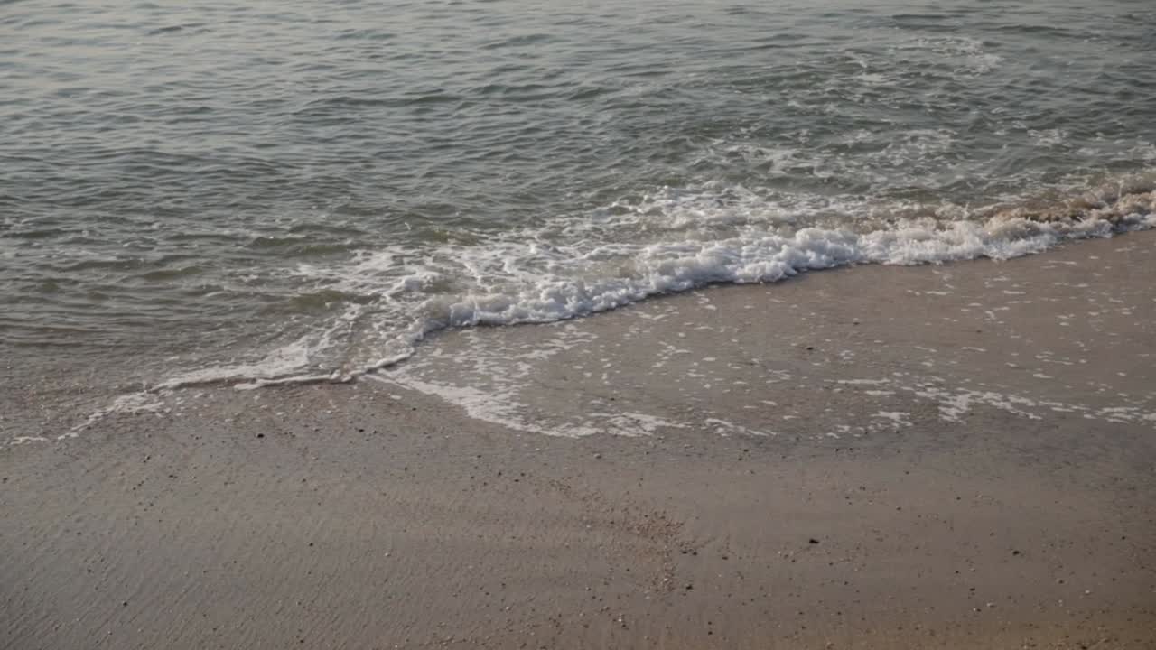 나미비아 의 스 ⁇ 코프문트 에 있는 몰 해변 의 해안 에서 파도 가 부 ⁇ 히는 가까운 장면