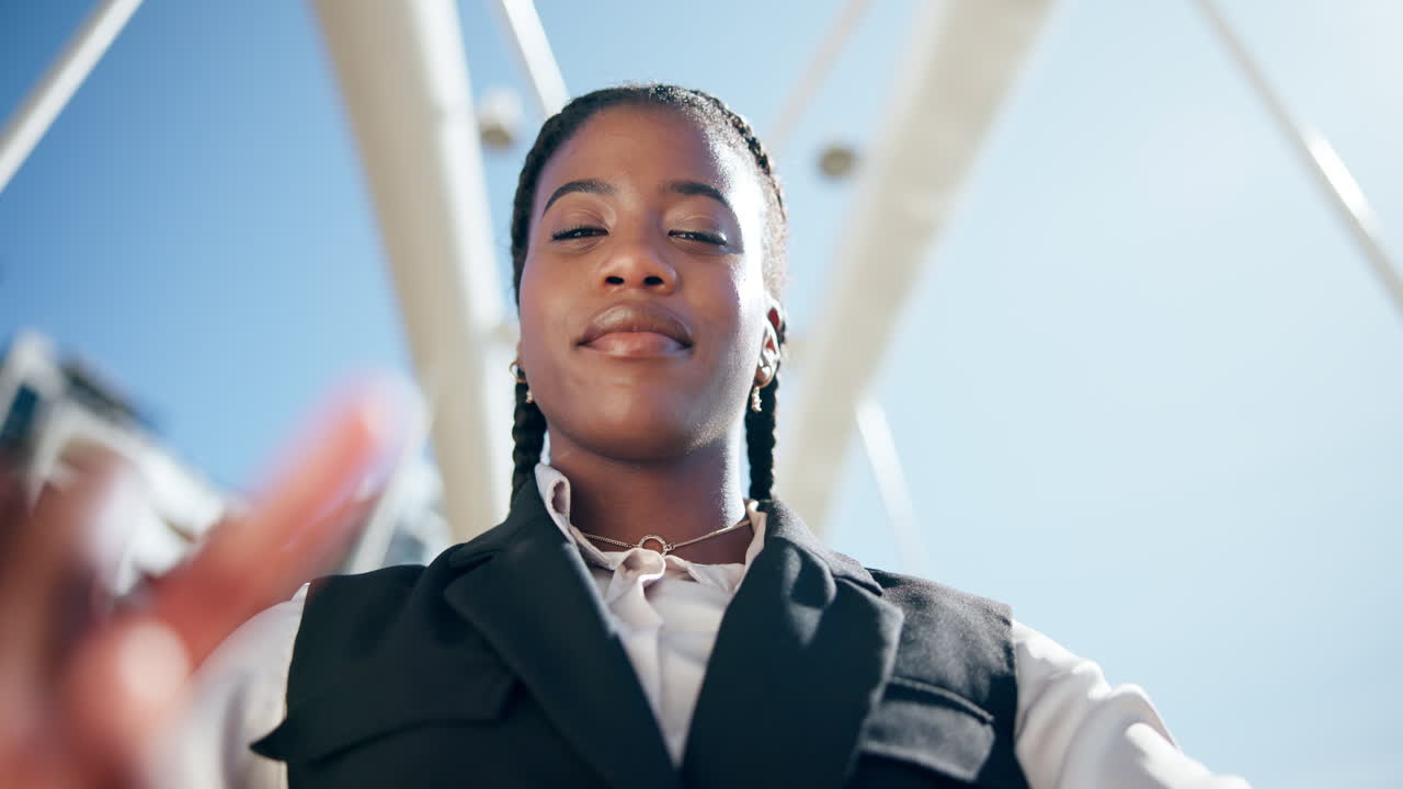 mujer de negocios confiada señalando